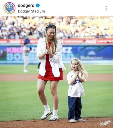 　始球式を行ったＫ・ヘルナンデスの長女と妻・マリアナさん（ロサンゼルス・ドジャース提供）