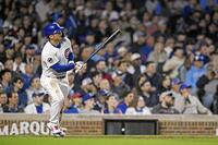 　５回、１０号２ランを放つ鈴木（ＡＰ＝共同）