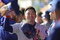 　５回、１０号２ランを放ち喜ぶ鈴木（ゲッティ＝共同）