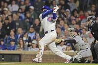 　５回、１０号２ランを放つ鈴木（ゲッティ＝共同）