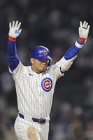 　５回、１０号２ランを放ち喜ぶ鈴木（ゲッティ＝共同）