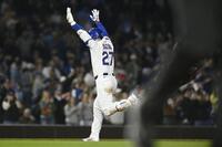 　５回、１０号２ランを放ち塁を回る鈴木（ＡＰ＝共同）