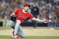 　３回、守備で一塁へ悪送球する菊池。２者の生還を許す（ＡＰ＝共同）