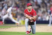 　３回、守備で一塁へ悪送球した菊池。２者の生還を許す（ＡＰ＝共同）