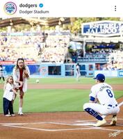 　始球式を行ったＫ・ヘルナンデスと長女。奥は妻のマリアナさん（ロサンゼルス・ドジャース提供）