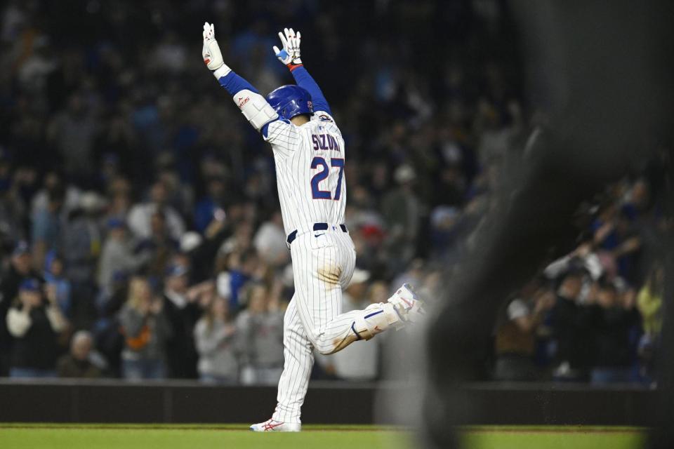 　５回、１０号２ランを放ち塁を回る鈴木（ＡＰ＝共同）