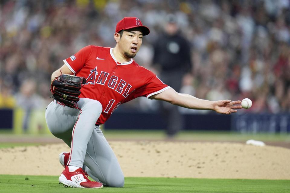 　３回、守備で一塁へ悪送球する菊池。２者の生還を許す（ＡＰ＝共同）