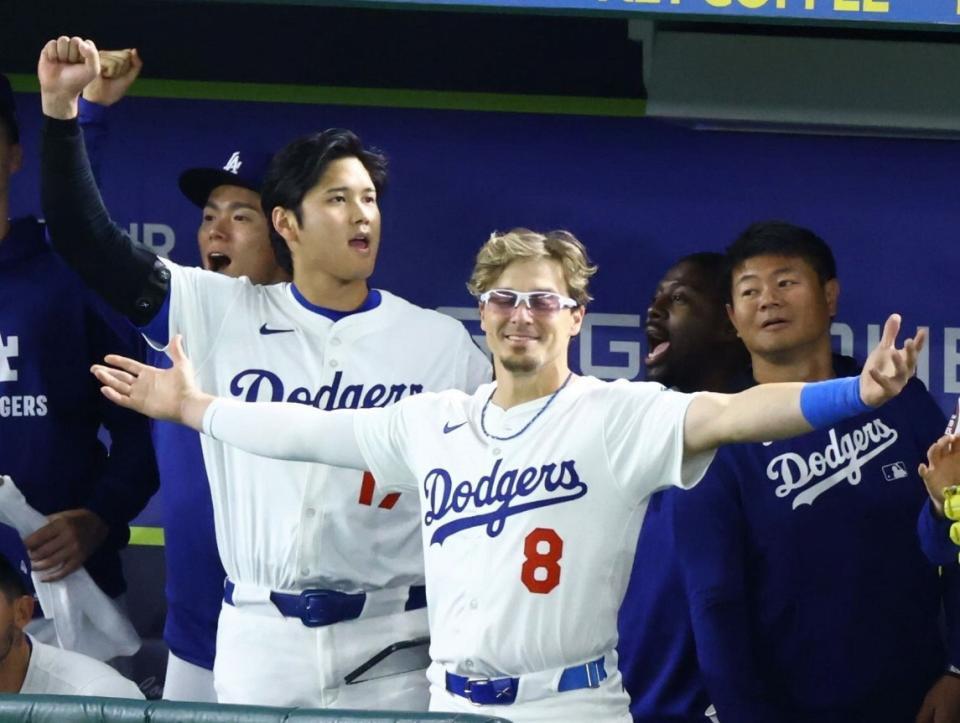 　キケ・ヘルナンデス（右）と大谷翔平　　