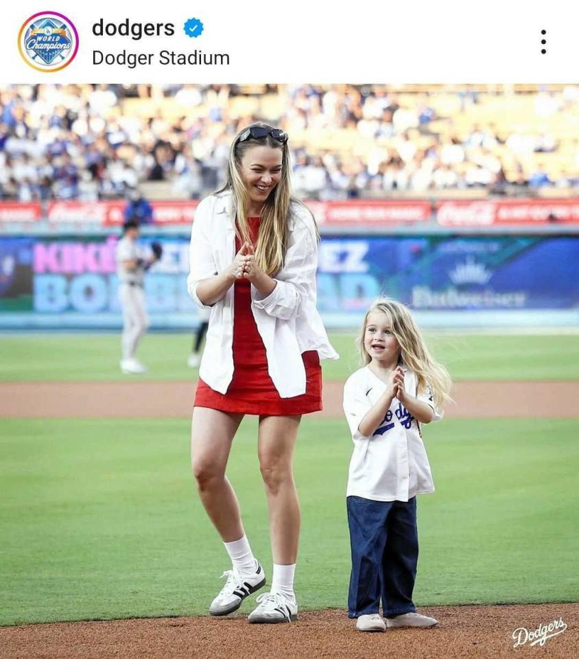 　始球式を行ったＫ・ヘルナンデスの長女と妻・マリアナさん（ロサンゼルス・ドジャース提供）