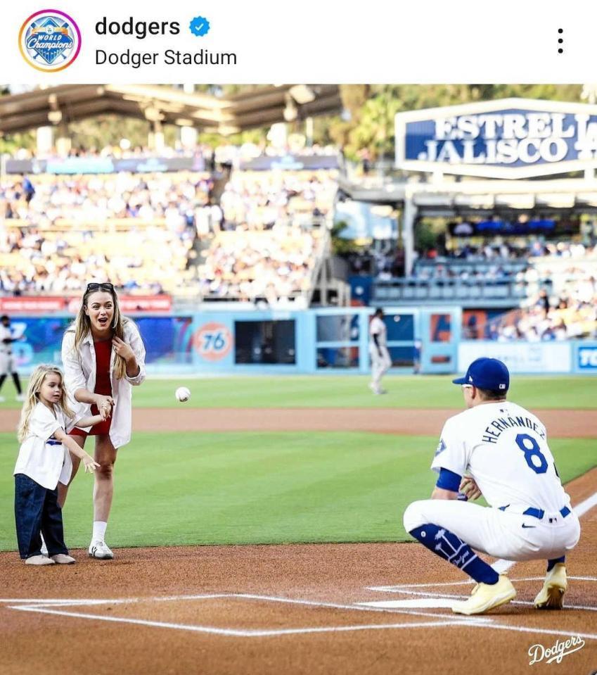 　始球式を行ったＫ・ヘルナンデスと長女。奥は妻のマリアナさん（ロサンゼルス・ドジャース提供）