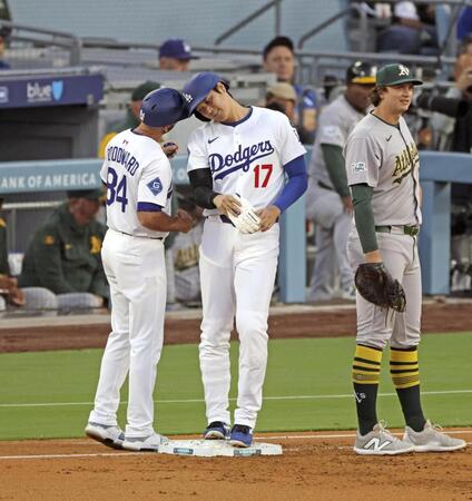 　１回、四球を選び出塁した大谷（中央）＝共同