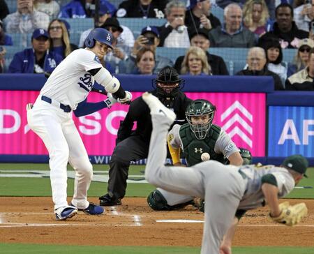 　１回、四球を選ぶ大谷（共同）
