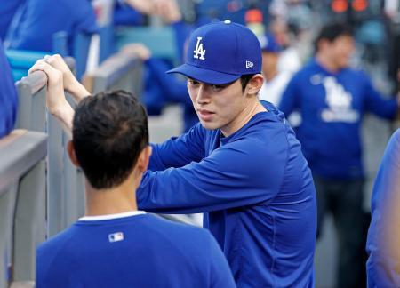 　アスレチックス戦のベンチに姿を現した米大リーグ、ドジャースの佐々木朗希＝１３日、ロサンゼルス（共同）