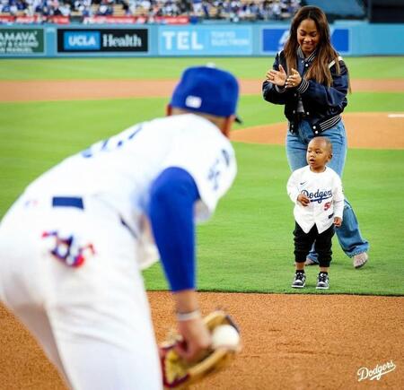 　始球式を務めたベッツの長男・カイ君。奥は妻・ブリアンナさん（ロサンゼルス・ドジャース提供）