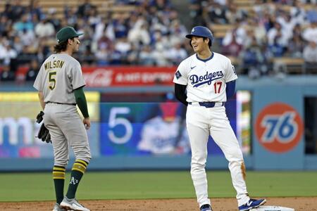 　１回、二塁上で遊撃手ウィルソン（左）と言葉を交わす大谷（共同）