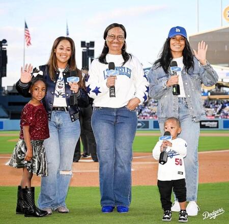 　始球式に登場したベッツの妻・ブリアンナさんら（ロサンゼルス・ドジャース提供）