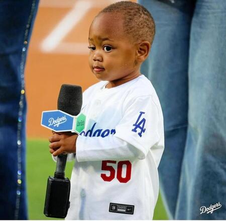 　マイクを持つベッツの長男・カイ君（ロサンゼルス・ドジャース提供）