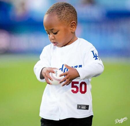 　ボールを持つベッツの長男・カイ君（ロサンゼルス・ドジャース提供）