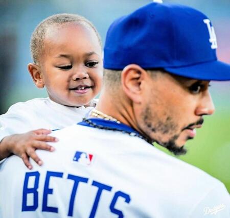 　ベッツに抱っこされる長男・カイ君（ロサンゼルス・ドジャース提供）