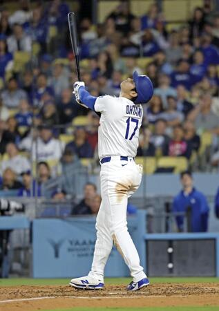 　７回、三邪飛に倒れる大谷（共同）