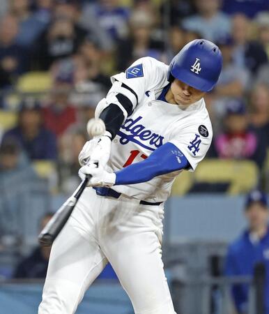 　７回、三邪飛に倒れる大谷（共同）