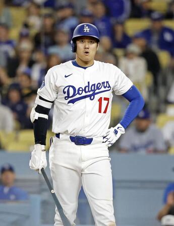 　７回、打席で驚いた表情を見せる大谷（共同）