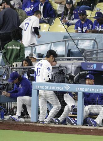 　７回、三邪飛に倒れベンチに戻る大谷。右はロバーツ監督（共同）