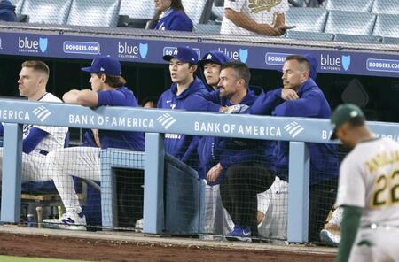 　９回、試合を見守る佐々木（左から３人目）。同４人目は山本（共同）