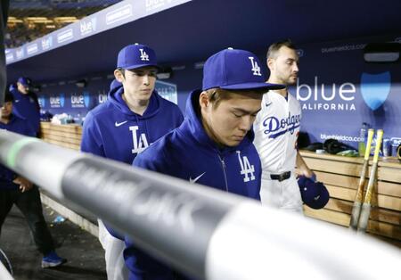 　アスレチックスに敗れ引き揚げる佐々木（左）。手前は山本（共同）