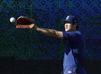 　キャッチボールする大谷（共同）