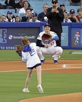 　アスレチックス戦の始球式で捕手役を務めるドジャース・大谷＝ロサンゼルス（共同）