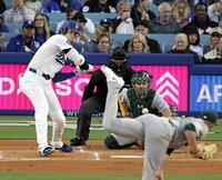 　１回、四球を選ぶ大谷（共同）