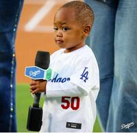 　マイクを持つベッツの長男・カイ君（ロサンゼルス・ドジャース提供）