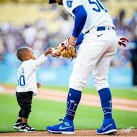 　ベッツにボールを渡す長男・カイ君（ロサンゼルス・ドジャース提供）