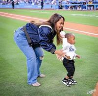 　ブリアンナさんに促されボールを投げる長男・カイ君（ロサンゼルス・ドジャース提供）