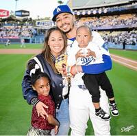 　始球式に登場したベッツ一家（ロサンゼルス・ドジャース提供）