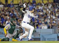 　５回、二ゴロに倒れる大谷（共同）