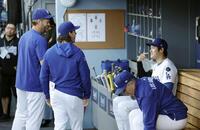 　アスレチックス戦前、カーショー（左）らと言葉を交わす大谷（右）＝共同