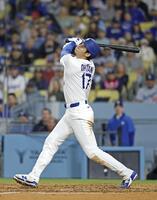 　７回、三邪飛に倒れる大谷（共同）