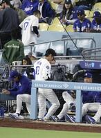 　７回、三邪飛に倒れベンチに戻る大谷。右はロバーツ監督（共同）