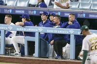 　９回、試合を見守る佐々木（左から３人目）。同４人目は山本（共同）