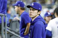 　アスレチックス戦でベンチに姿を見せた佐々木（共同）