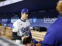 　アスレチックスに敗れ引き揚げる大谷（共同）