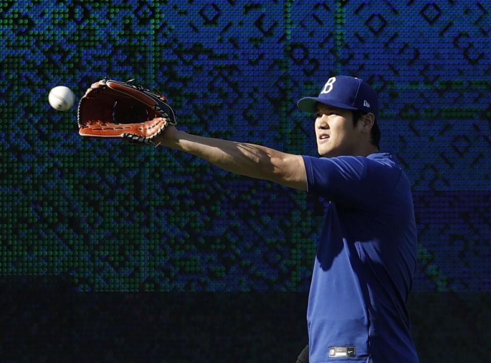 　キャッチボールする大谷（共同）