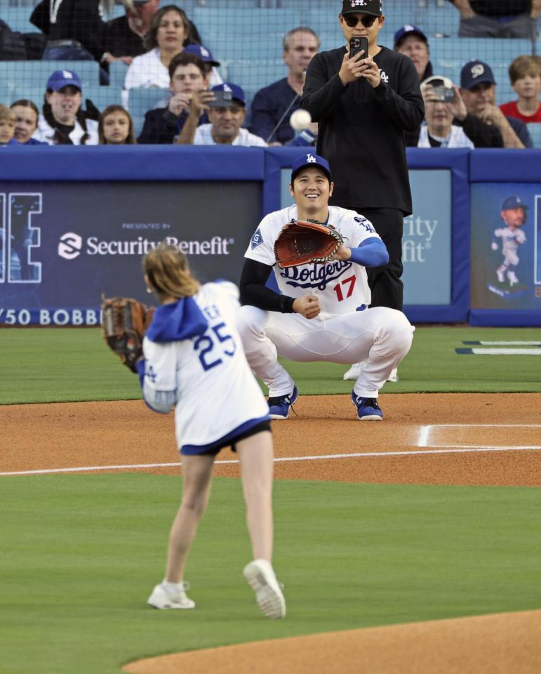 　アスレチックス戦の始球式で捕手役を務めるドジャース・大谷＝ロサンゼルス（共同）