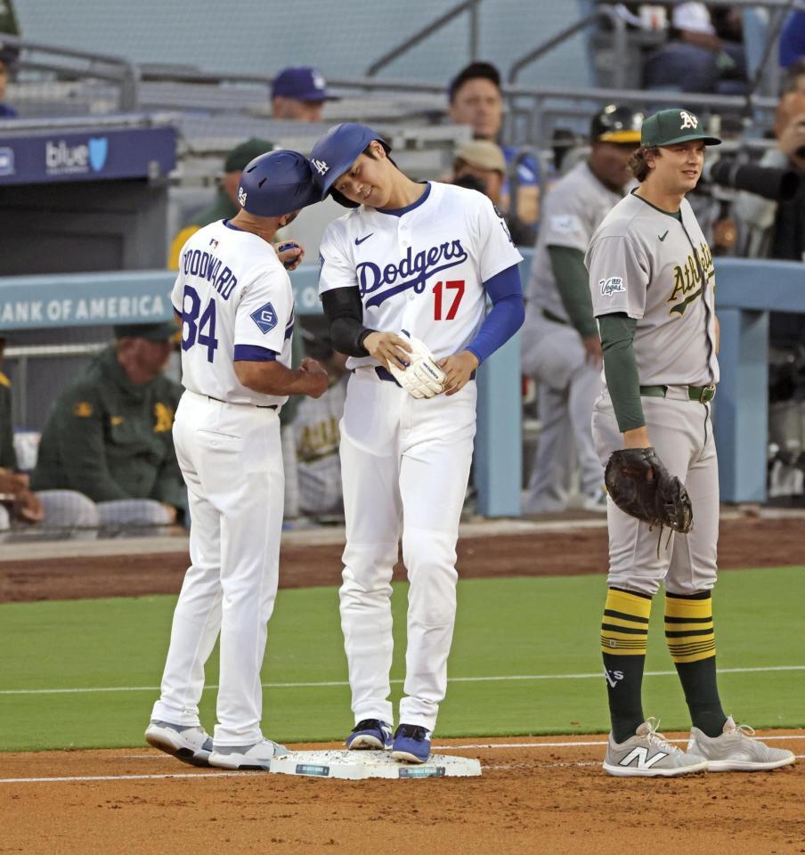 　１回、四球を選び出塁した大谷（中央）＝共同