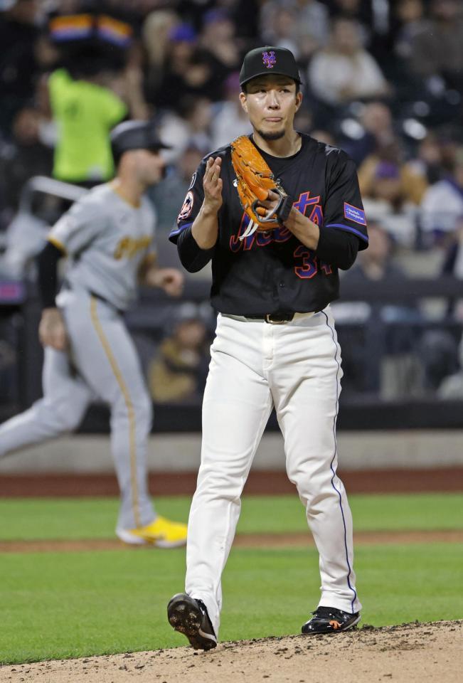 　４回、３者連続三振でピンチを切り抜け、グラブをたたく千賀（共同）