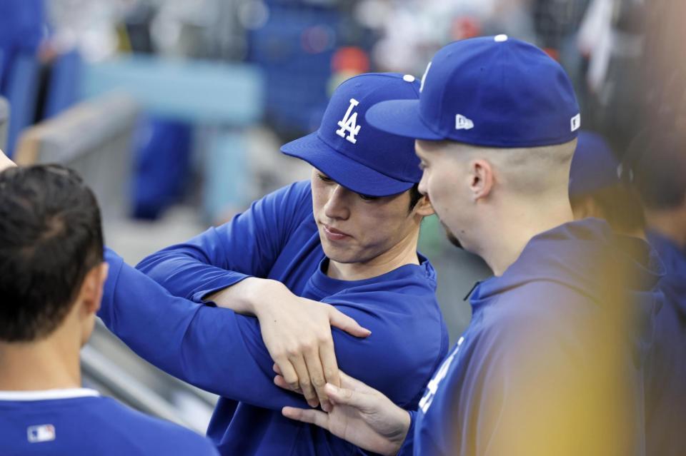 　アスレチックス戦のベンチに姿を現した佐々木。右はスネル（共同）