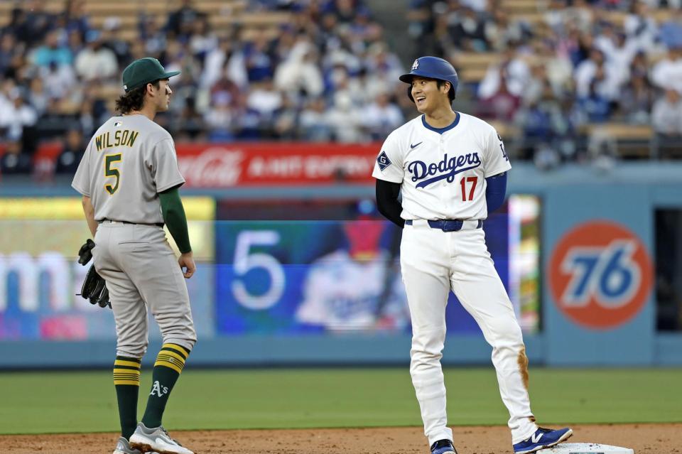 　１回、二塁上で遊撃手ウィルソン（左）と言葉を交わす大谷（共同）