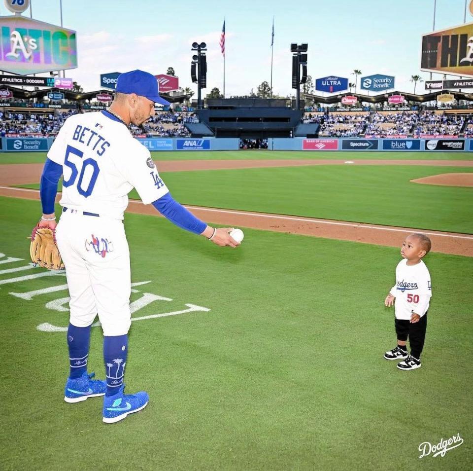 　ベッツとキャッチボールをする長男・カイ君（ロサンゼルス・ドジャース提供）